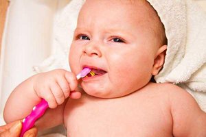 Помощь ребенку при первых зубиках